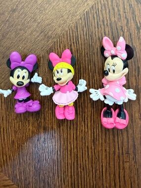 3 Minnie Mouse toys
